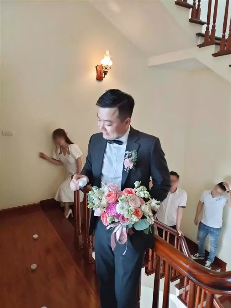 Người đăng tải bức ảnh lên mạng xã hội cho hay: “Nhà gái chuẩn bị 40 chén. 20 chén rượu và 20 chén nước xếp đan xen nhau. Chú rể được phép uống 20 chén tùy chọn. Nhưng nhọ thế nào chú rể chọn phải 17 chén nước có cồn”.