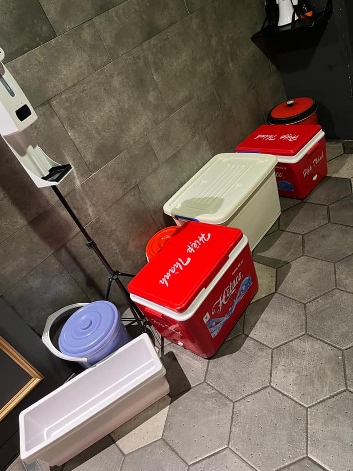 Giới trẻ Hà thành đua nhau đem các vật dụng có thể đựng nhiều nhất có thể đến rạp chiếu phim. Ảnh: Chu Lan Anh