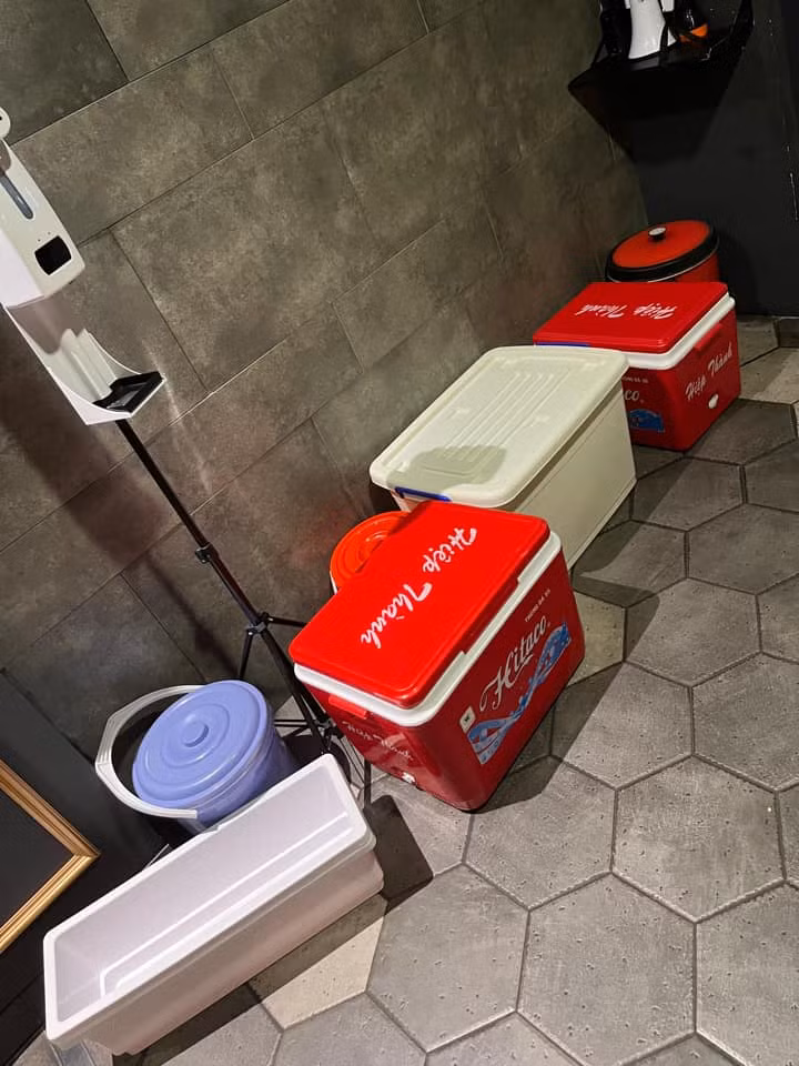 Giới trẻ Hà thành đua nhau đem các vật dụng có thể đựng nhiều nhất có thể đến rạp chiếu phim. Ảnh: Chu Lan Anh