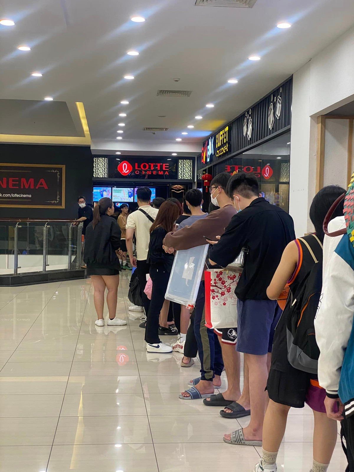 "Vui thì vui cũng vừa vừa, mang xô cả chậu ra lấy 1 đống xong về không ăn hết rồi lại vứt đi", "Chúng ta chỉ nên lấy vừa đủ, tránh việc lấy nhiều thừa thãi, gây lãng phí, làm mất vệ sinh tại rạp",...là những bình luận của cư dân mạng.