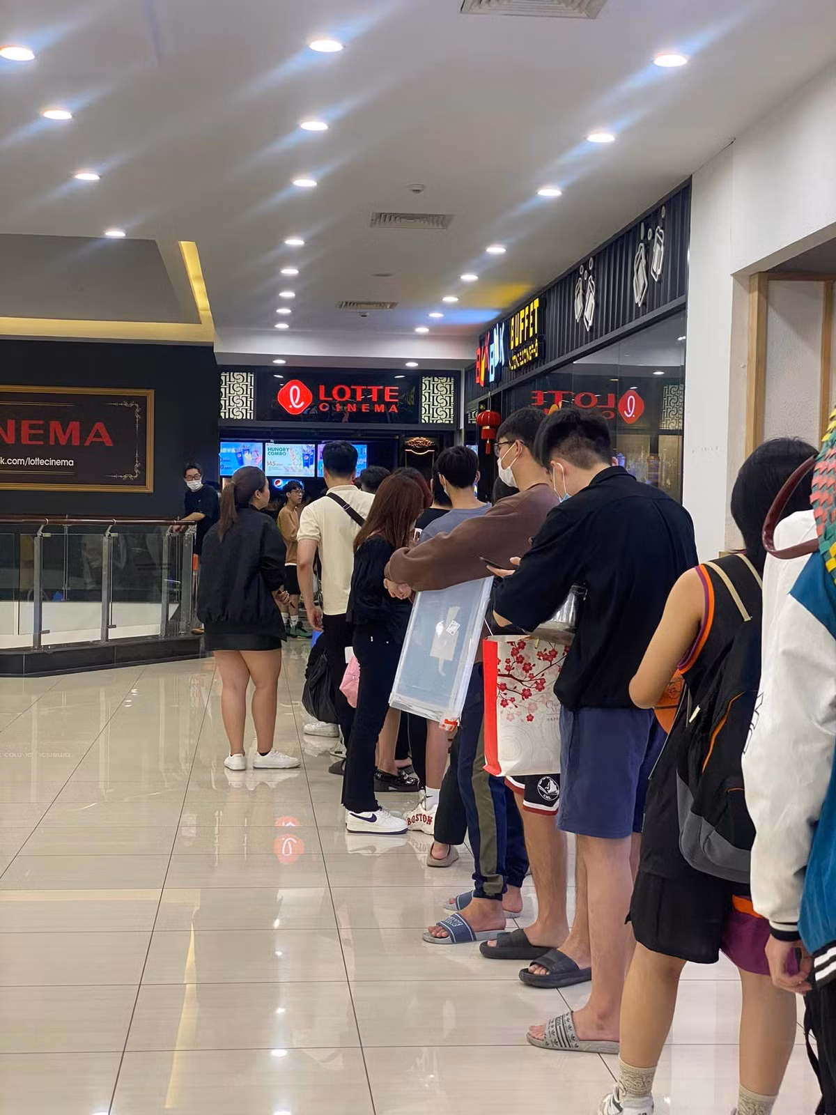 "Vui thì vui cũng vừa vừa, mang xô cả chậu ra lấy 1 đống xong về không ăn hết rồi lại vứt đi", "Chúng ta chỉ nên lấy vừa đủ, tránh việc lấy nhiều thừa thãi, gây lãng phí, làm mất vệ sinh tại rạp",...là những bình luận của cư dân mạng.