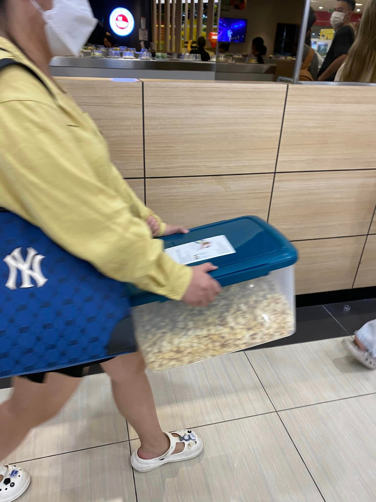 Tuy nhiên không ít ý kiến bình luận cho rằng điều này sẽ gây lãng phí thực phẩm, ảnh hưởng tới môi trường.