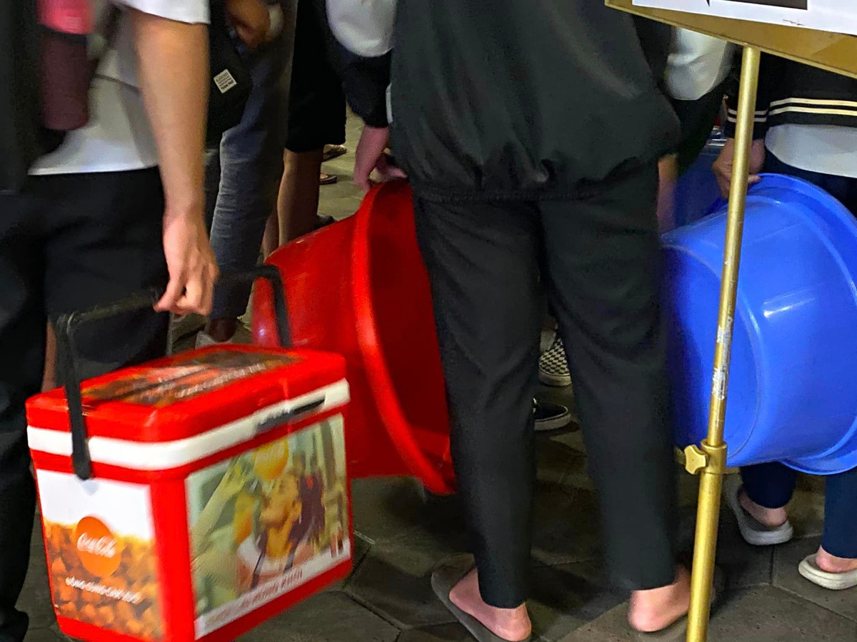 Từ chương trình này rất nhiều bạn trẻ đã tranh thủ mang nồi, xoong, thùng,... thậm chí là chậu để đựng hết bỏng ngô với những hình ảnh hết sức hài hước, dí dỏm.