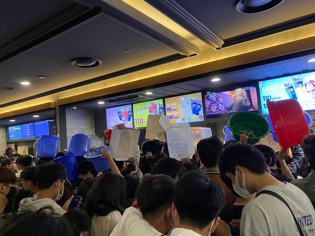 Không chỉ các bạn trẻ mà nhiều gia đình mang theo con nhỏ tham gia hưởng ứng trào lưu và “săn” ưu đãi.