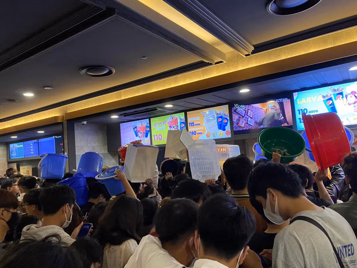 Không chỉ các bạn trẻ mà nhiều gia đình mang theo con nhỏ tham gia hưởng ứng trào lưu và “săn” ưu đãi.