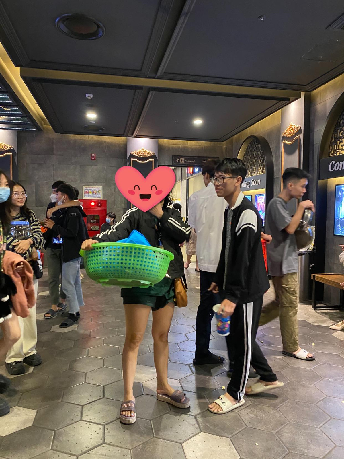 Điều đáng nói là cụm rạp này không giới hạn số lượng bỏng ngô miễn phí, chỉ cần khách hàng mang theo vật đựng bất kì đến rạp thì sẽ có hiệu lực áp dụng khuyến mãi.