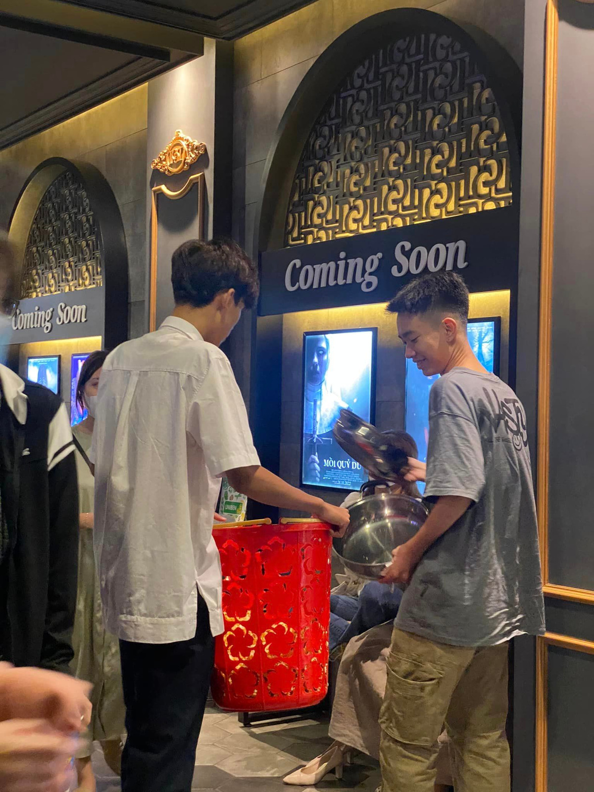 Trên các trang mạng xã hội, rất nhiều bạn trẻ đã đăng tải những hình ảnh, chia sẻ về hoạt động mang theo vật đựng vào rạp phim cực hài hước.