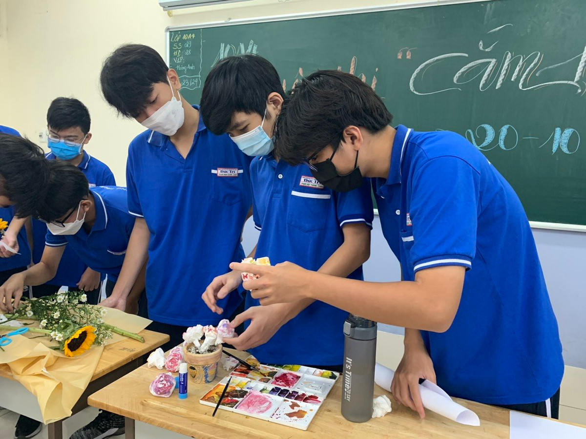  Ngày 20/10 đến cũng là lúc các bạn nữ sinh trong lớp lại vô cùng háo hức, trông đợi những điều bất ngờ mà các bạn nam dành tặng.