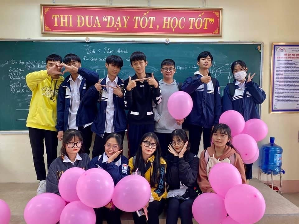 Bên dưới những bức ảnh này, dân mạng để lại rất nhiều lời khen ngợi. Ai cũng ghen tỵ và thầm ước ao được học cùng những nam sinh tâm lý như thế.