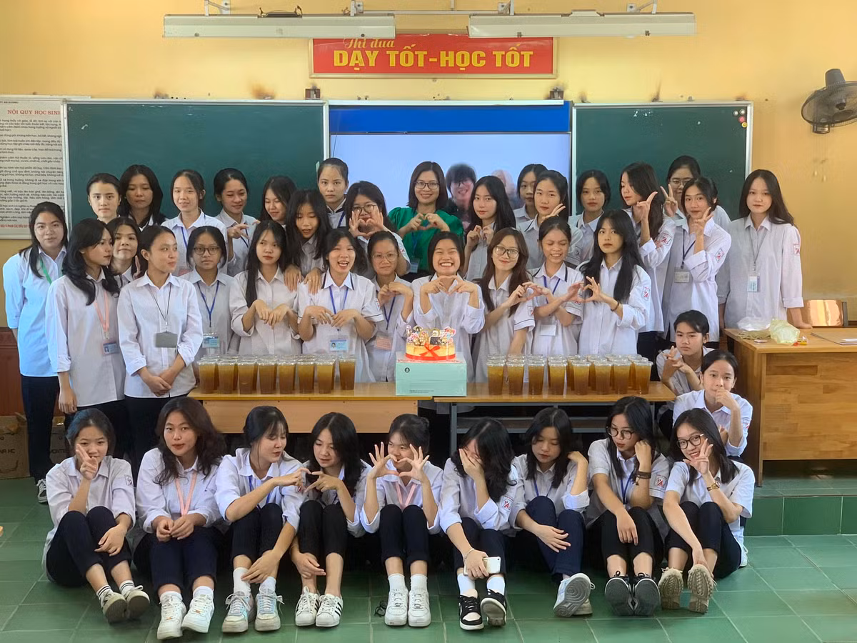 Nhưng điểm chung dễ nhận ra chính là đôi mắt hạnh phúc, vui sướng và tự hào của các bạn nữ.