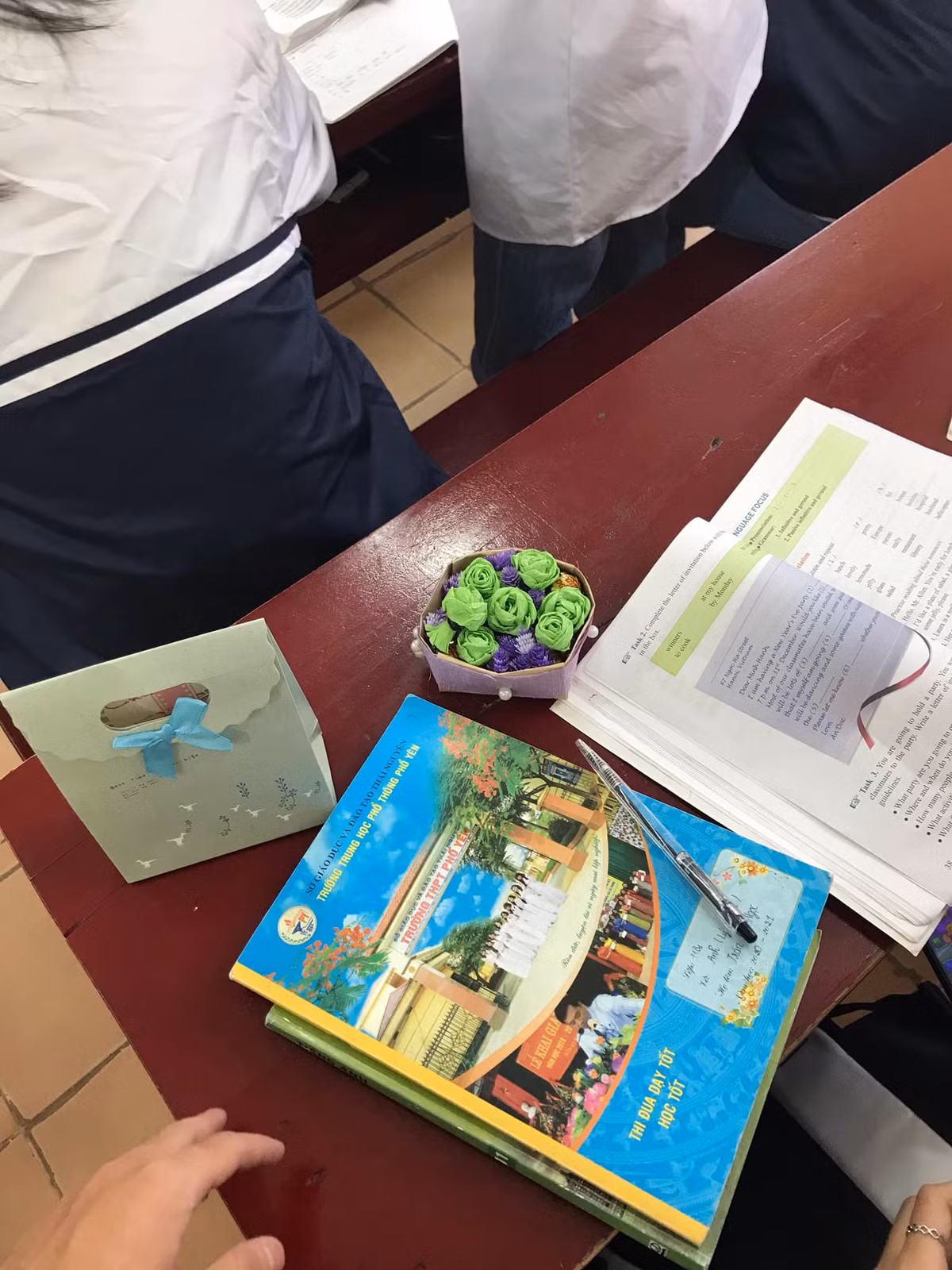 Khi nhận được những món quà 20/10, các bạn nữ đã rất hạnh phúc vì được các nam nhi trong lớp quan tâm, cố gắng chuẩn bị để khiến các nữ sinh được cảm thấy mình thật đặc biệt trong những ngày này.