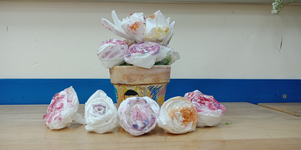 Thông thường vào ngày Phụ nữ Việt Nam, 1 bông hoa tươi được trang trí cùng bóng bay hay những món quà nhỏ là thứ cánh mày râu trong lớp thường chọn để tặng chung cho tất cả bạn gái trong lớp.