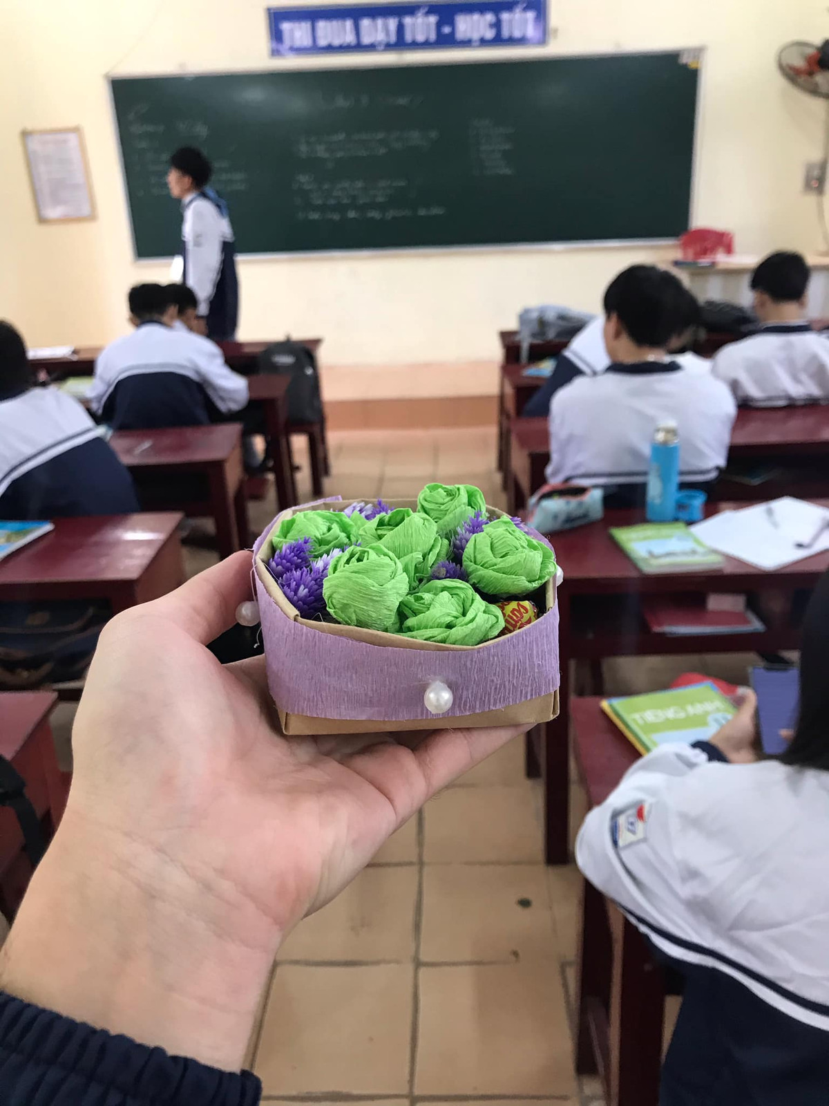 Giờ đây, các bạn học sinh không chỉ dừng lại ở hoa với thiệp đơn giản mà còn nghĩ ra vô số món quà độc đáo, mới lạ khiến nhiều người bất ngờ vì sự sáng tạo và đầu tư.