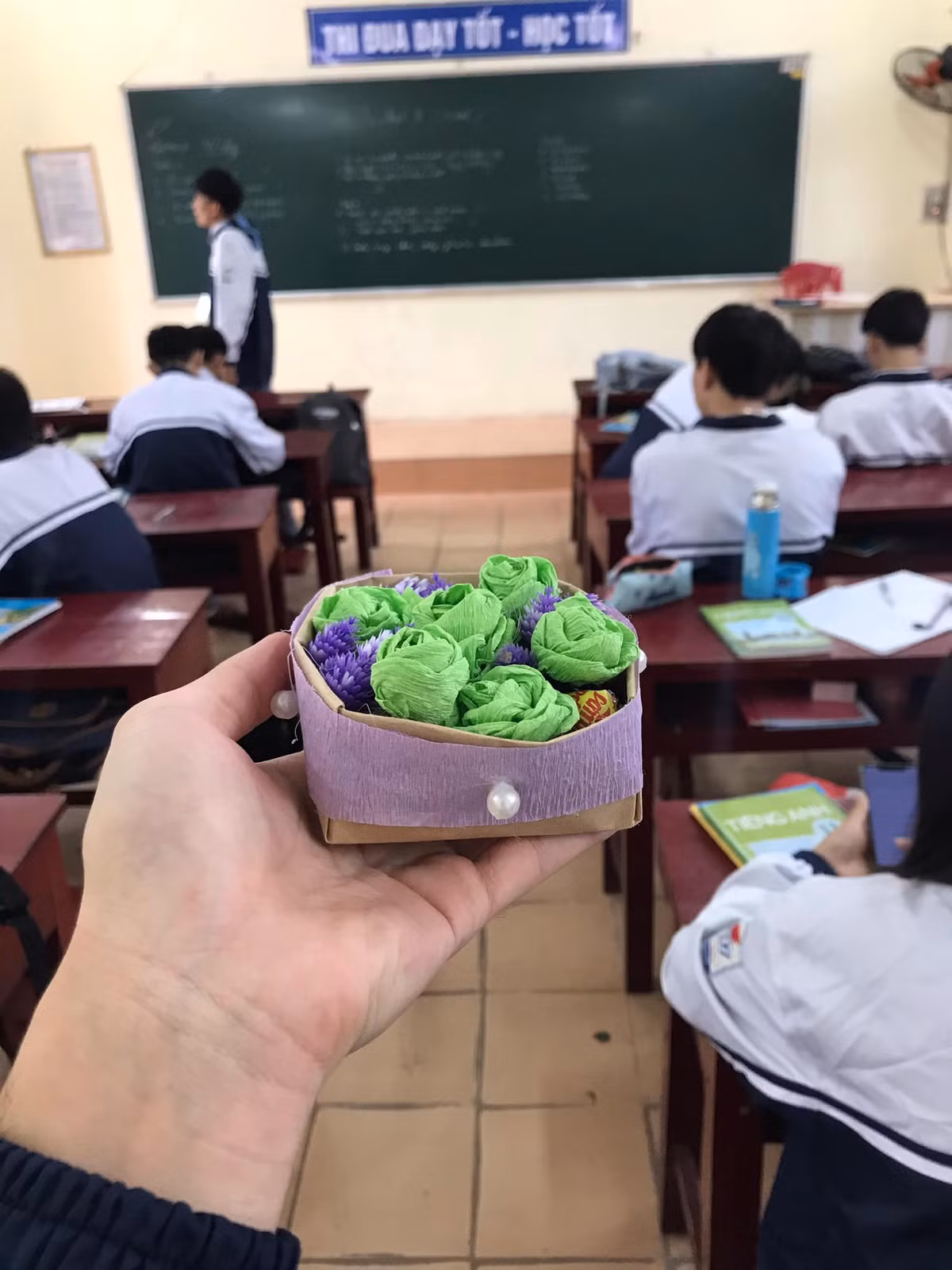 Giờ đây, các bạn học sinh không chỉ dừng lại ở hoa với thiệp đơn giản mà còn nghĩ ra vô số món quà độc đáo, mới lạ khiến nhiều người bất ngờ vì sự sáng tạo và đầu tư.