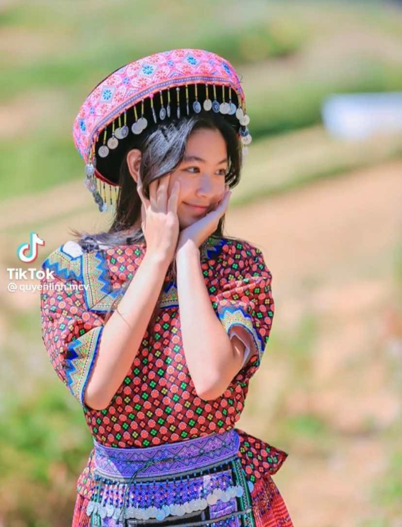 Thả dáng trong mẫu váy đặc biệt, hai tiểu mỹ nhân "đốn tim" netizen bởi nhan sắc xinh đẹp, rạng rỡ.