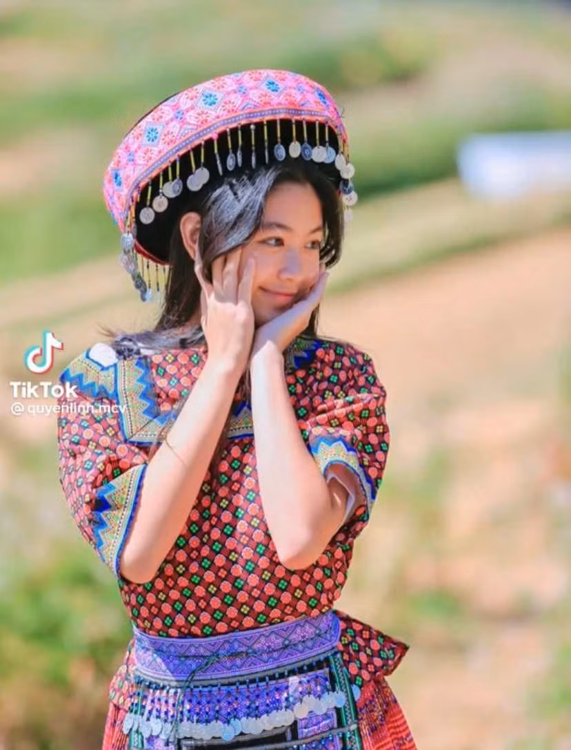 Thả dáng trong mẫu váy đặc biệt, hai tiểu mỹ nhân "đốn tim" netizen bởi nhan sắc xinh đẹp, rạng rỡ.