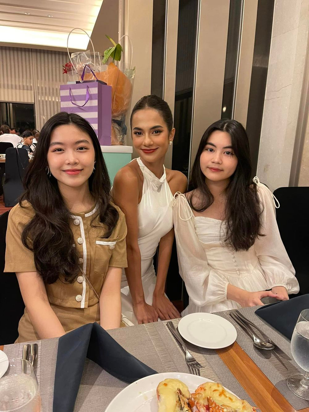 Với sắc vóc nổi bật, Lọ Lem và Hạt Dẻ được cộng đồng fan sắc đẹp ủng hộ chuyện thi Hoa hậu.