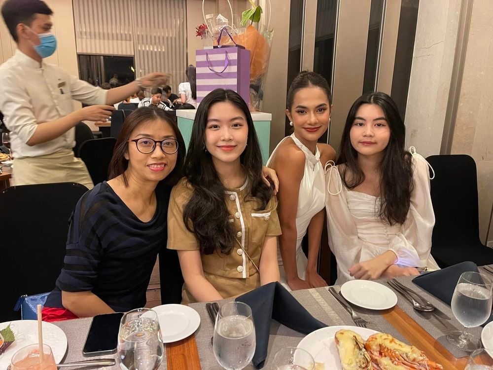 Thậm chí, khi đọ sắc với người đẹp Vbiz, Lọ Lem - Hạt Dẻ cũng được nhận xét chẳng kém cạnh.