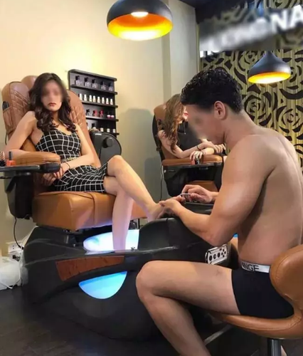 Gội đầu, chăm sóc da, hay làm móng các anh đều cân tất miễn làm chị em vui.