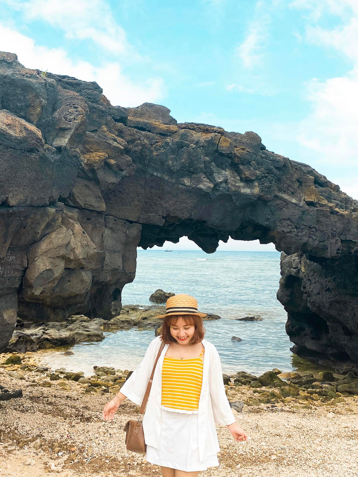 Được biết sau khi hoàn thành hành trình 63 tỉnh thành Việt Nam, sắp tới Hoàng Anh lên kế hoạch cho những chuyến đi khám phá các quốc gia khác nhau trên thế giới. Ảnh: FBNV