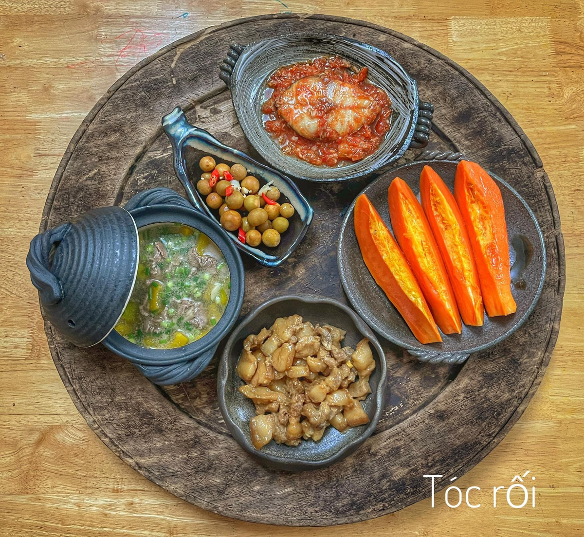 Không chỉ thế, màu sắc mỗi món chị chế biến cũng rất hài hòa nên khi bày lên mâm trông rất hấp dẫn.