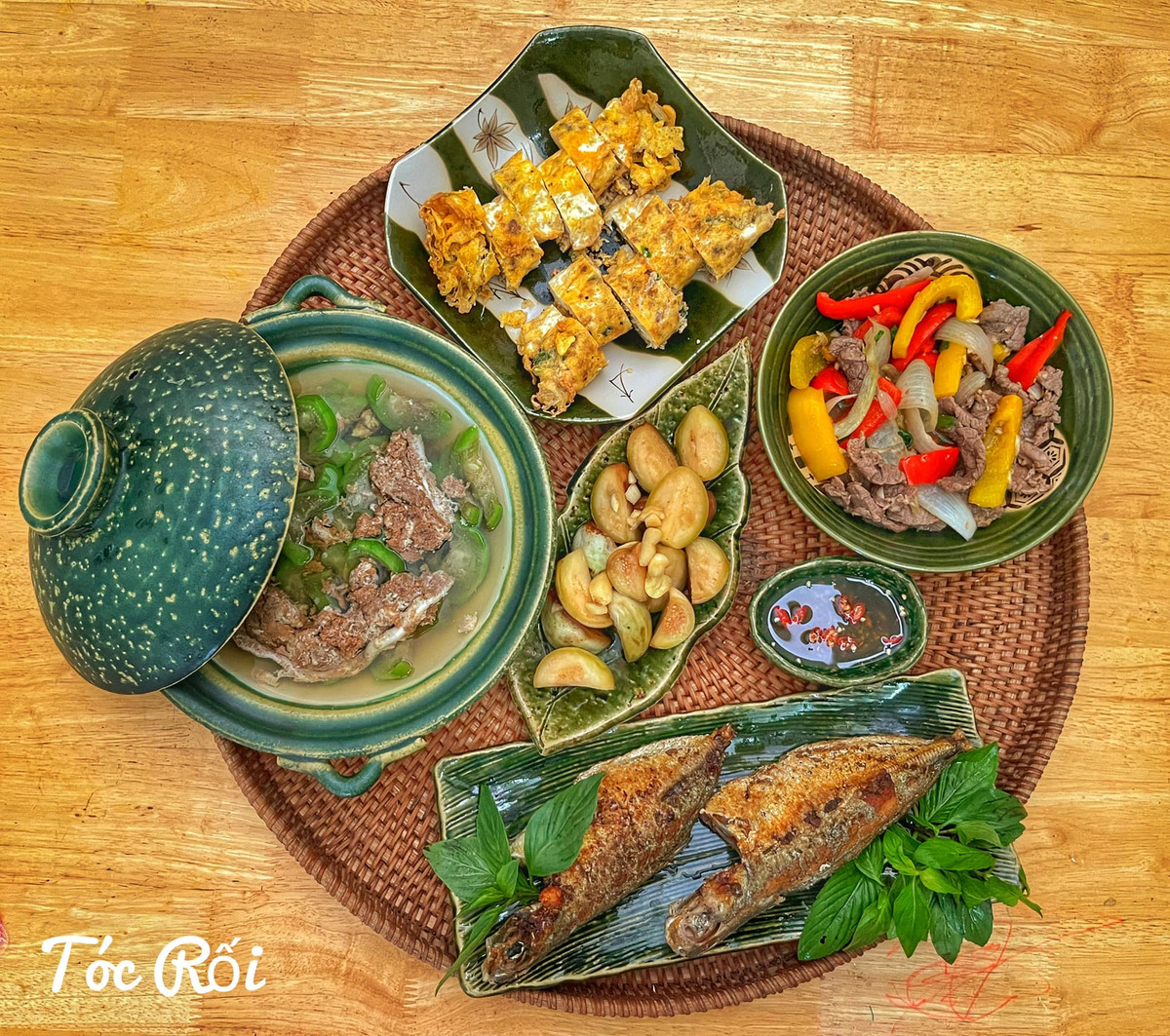 Vẫn là mấy món mà mâm cơm nhà nào cũng có như cá rán, canh cua, thịt kho, rau luộc,... nhưng qua bàn tay trang trí của chị vợ đảm này mọi thứ trông chỉn chu, thích mắt hơn hẳn. Ảnh: Tóc Rối