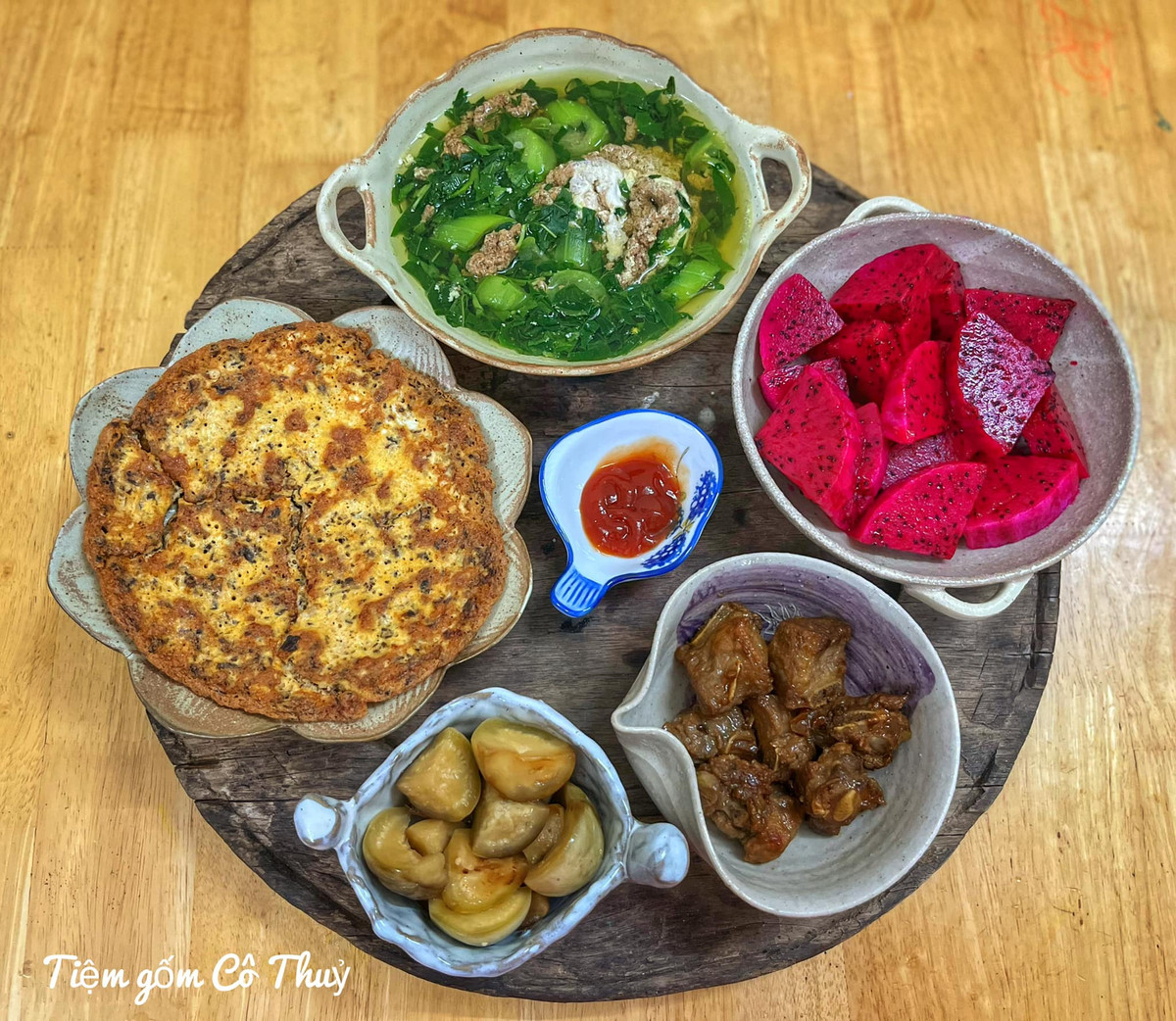 Hiện tại, dù công việc bận rộn nhưng chị vẫn cố gắng vào bếp nấu nướng, đảm bảo sức khỏe cho chồng và các con.