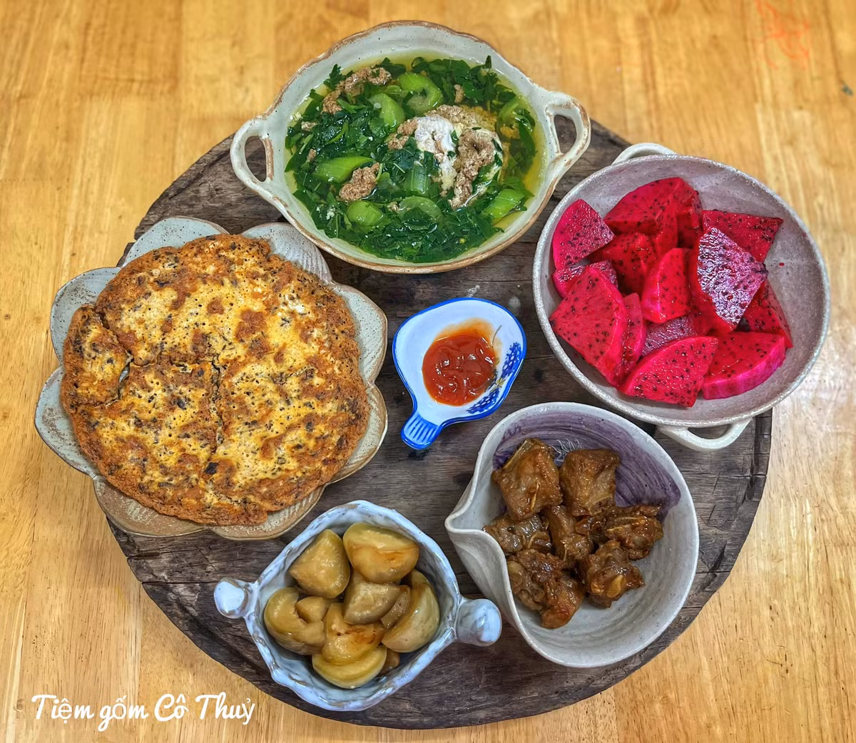 Hiện tại, dù công việc bận rộn nhưng chị vẫn cố gắng vào bếp nấu nướng, đảm bảo sức khỏe cho chồng và các con.