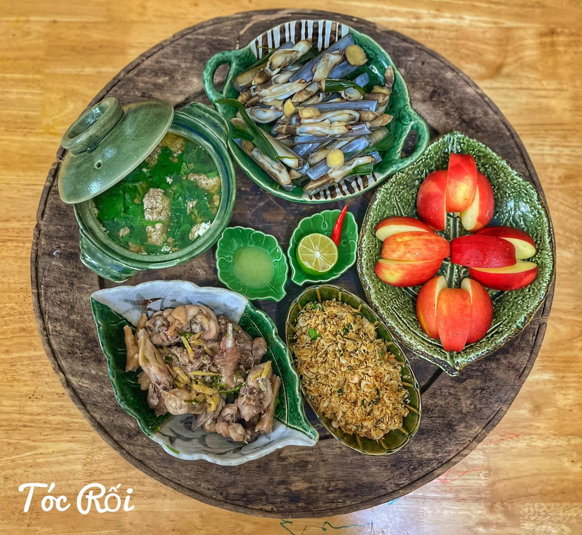 Mỗi bữa ăn như vậy chị sẽ chế biến mất khoảng 40-60 phút, kể cả công bày biện sao cho gọn gàng đẹp mắt.