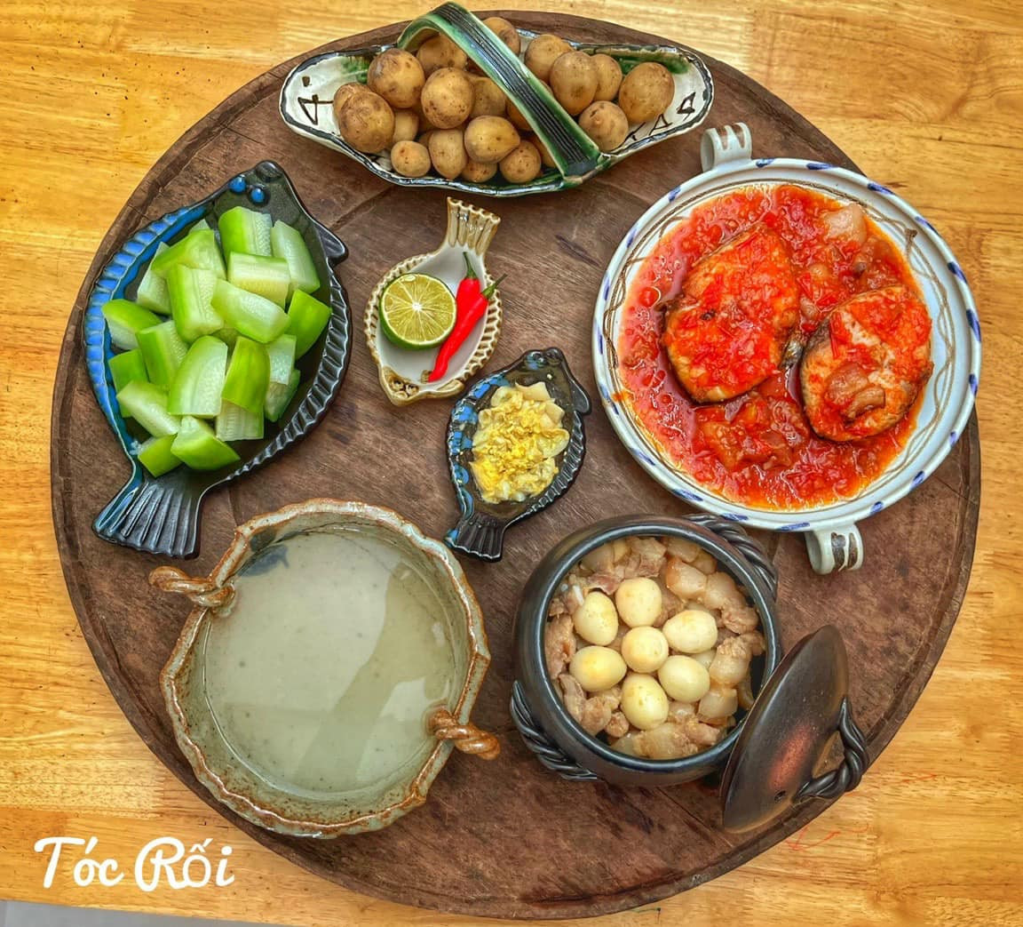 Mới đây, chị Thủy, biệt danh Tóc Rối ( Vũng Tàu) khiến cộng đồng mạng phải trầm trồ khi khoe những mâm cơm tuyệt ngon lên MXH