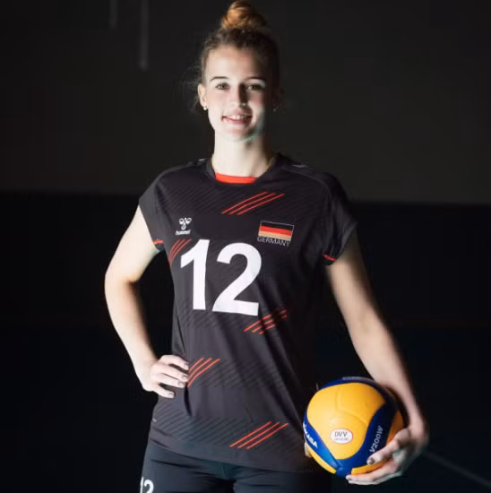 Cô thường bắt đầu buổi sáng bằng các bài tập thể dục và chú ý rất kỹ trong vấn đề ăn uống.