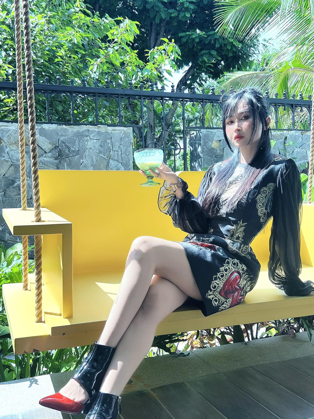 Thời gian đầu, nhiều cư dân mạng nhận xét rằng hình ảnh của Mina Phạm trên mạng xã hội có phần khác lạ.