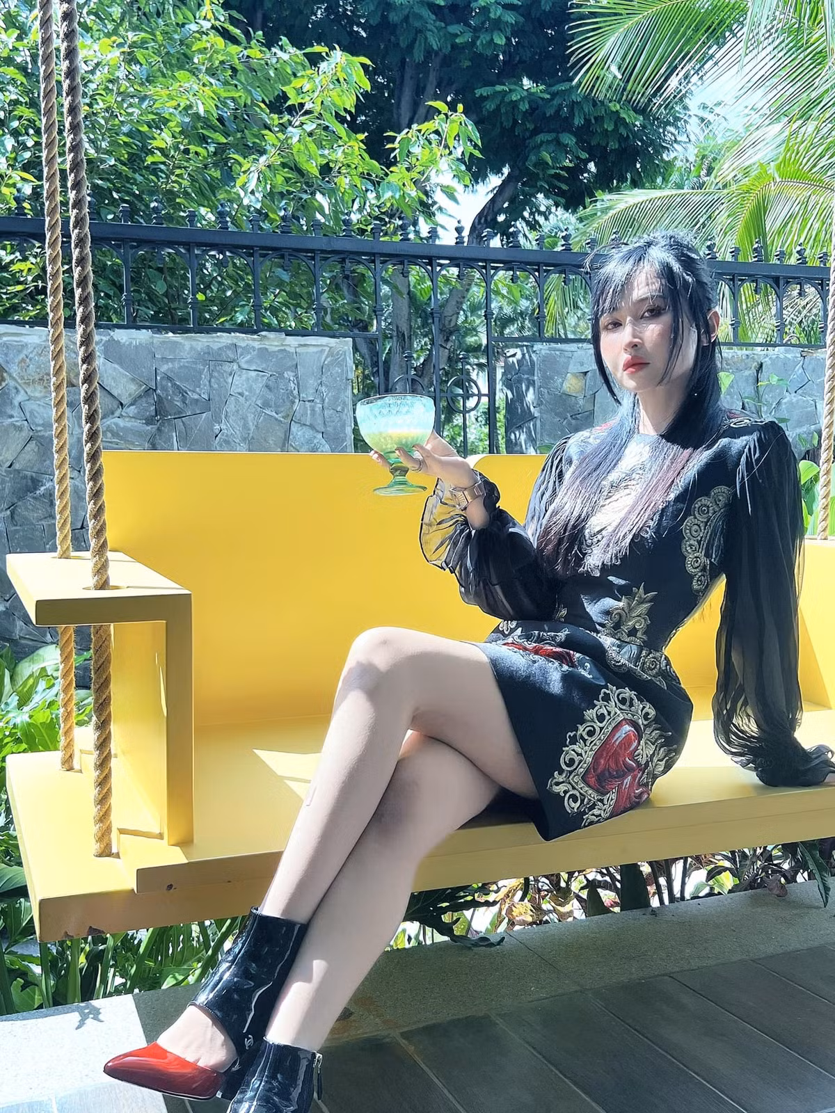 Thời gian đầu, nhiều cư dân mạng nhận xét rằng hình ảnh của Mina Phạm trên mạng xã hội có phần khác lạ.