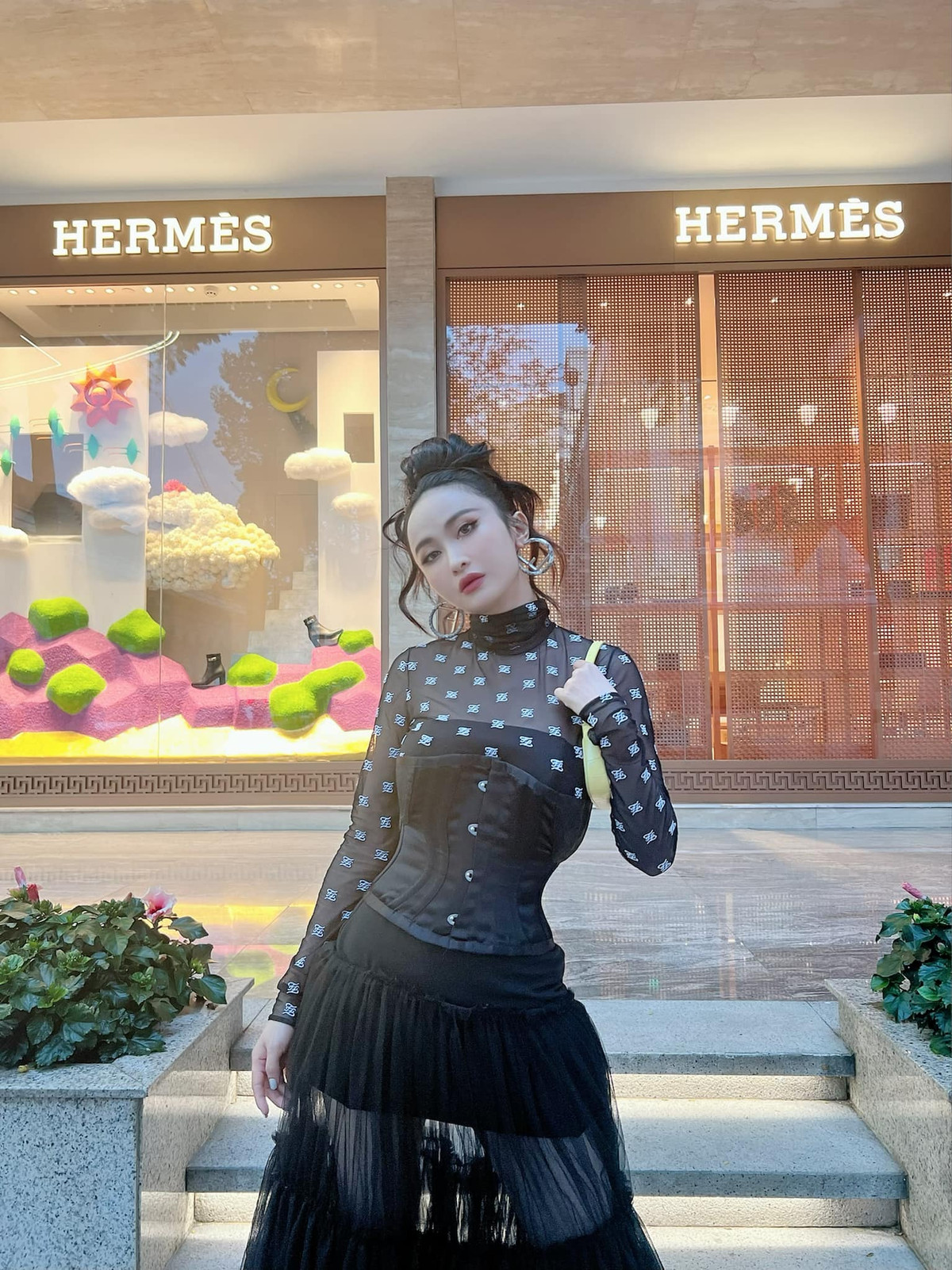 Cô thường xuyên khoe body mềm mại lên trang cá nhân trong trang phục áo tắm, những concept chụp hình thời trang gợi cảm.