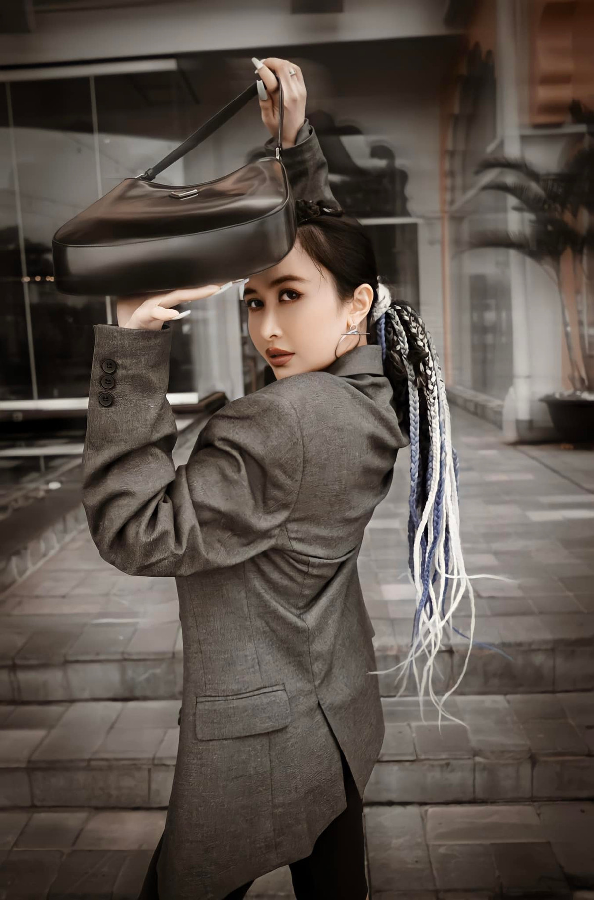 Theo dõi trang cá nhân của cô, có thể thấy bà xã Minh Nhựa ngày càng trẻ trung xinh đẹp, có gu thời trang vượt bậc.