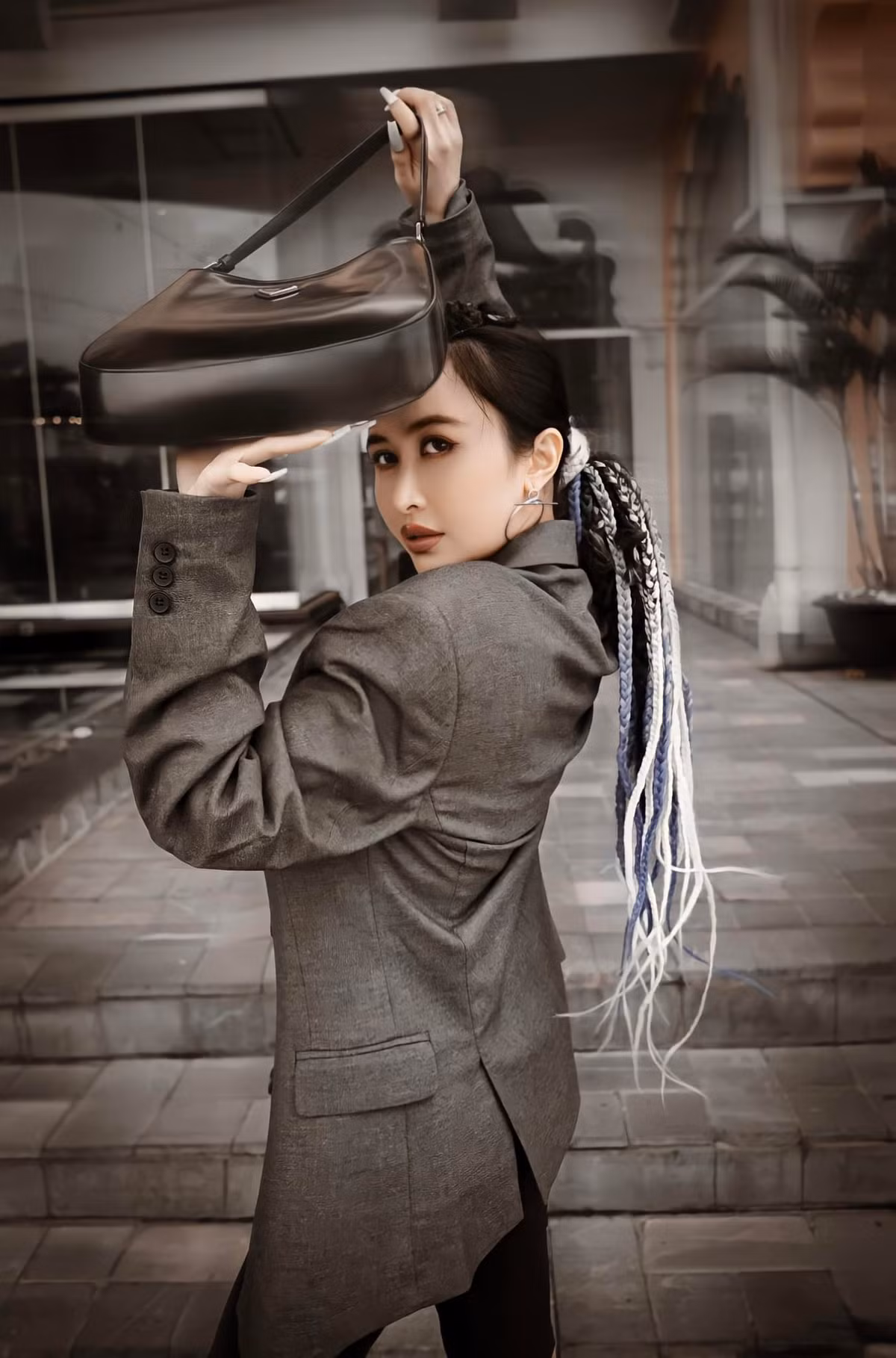 Theo dõi trang cá nhân của cô, có thể thấy bà xã Minh Nhựa ngày càng trẻ trung xinh đẹp, có gu thời trang vượt bậc.