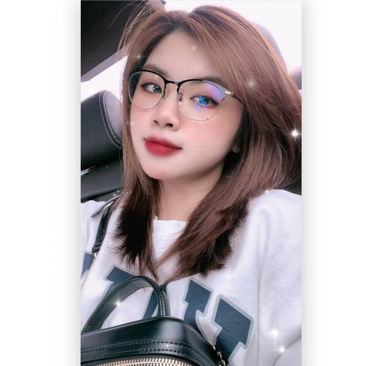 Theo một số nguồn tin, vợ PewPew sinh năm 1995, đến từ Hà Nội, là cựu học sinh trường THPT Nguyễn Tất Thành. Hiện tại, cô nàng đang là một biên kịch.