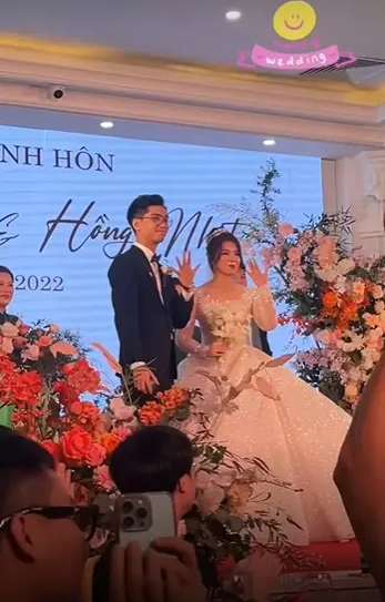 Trong không gian được bày trí với rất nhiều hoa tươi, nam streamer PewPew vô cùng phong độ chụp ảnh với gia đình, khách mời bên cạnh người vợ kín tiếng.