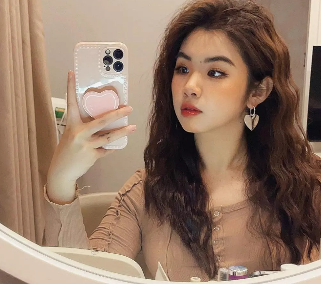 Qua những hình ảnh chia sẻ cho thấy, vợ PewPew có gương mặt khá tròn trịa, dễ thương.