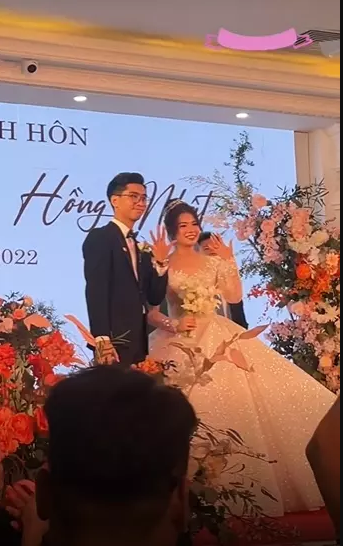 Nhan sắc của vợ PewPew cũng gây chú ý không kém, cô nàng diện váy trắng lộng lẫy xuất hiện bên chú rể lịch lãm. Dù là ảnh chụp xa nhưng dễ dàng nhận thấy ngoại hình cô nàng rất nổi bật.