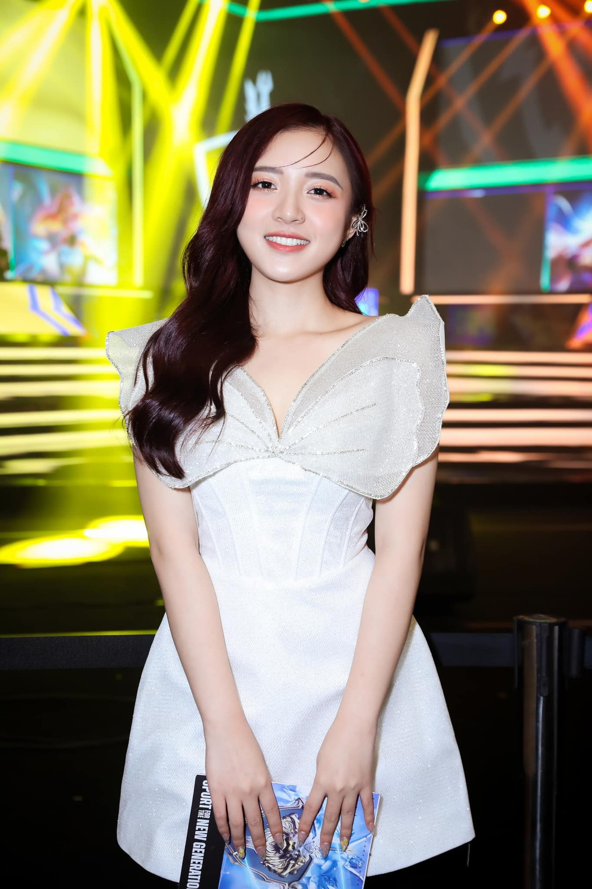 Trong vũ trụ gái xinh của đài truyền hình VTV, một gương mặt quen thuộc với chiều cao khiêm tốn "3m bẻ đôi" là Vũ Phương Thảo.