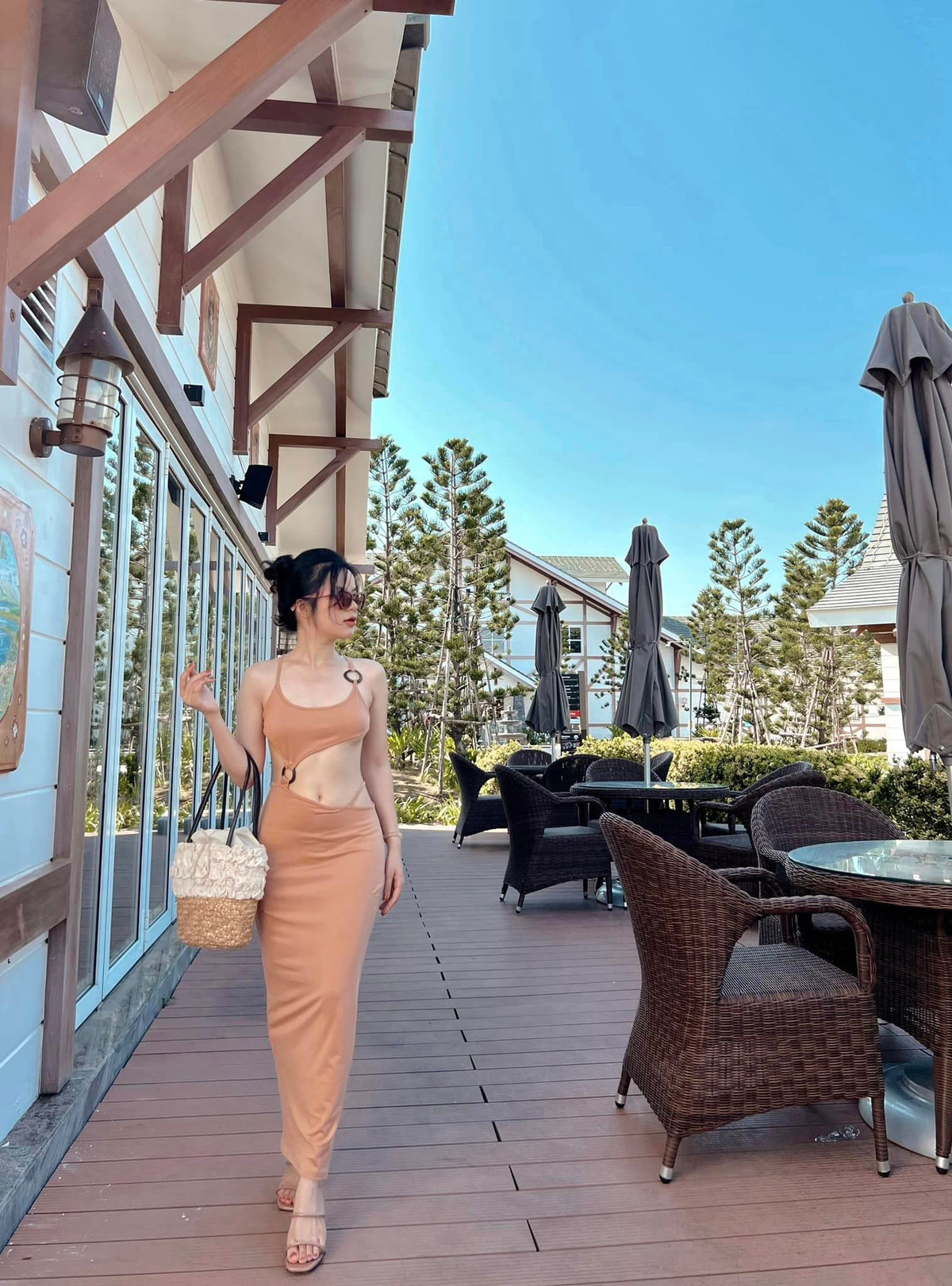 Hà Đan vẫn được khen ngợi bởi diện mạo xinh xắn như búp bê cùng với vóc dáng cân đối.