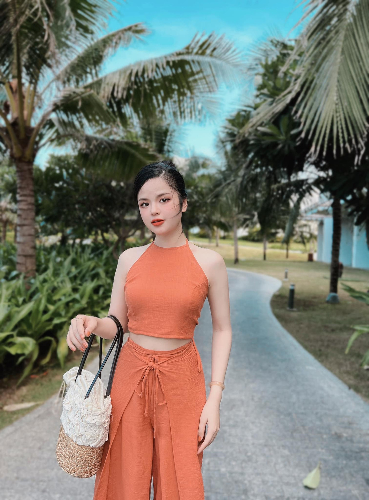 Mọi người thường yêu mến gọi cô là: "hot girl chân ngắn", “nữ MC hack tuổi nhất VTV”, “hot girl nấm lùn”…