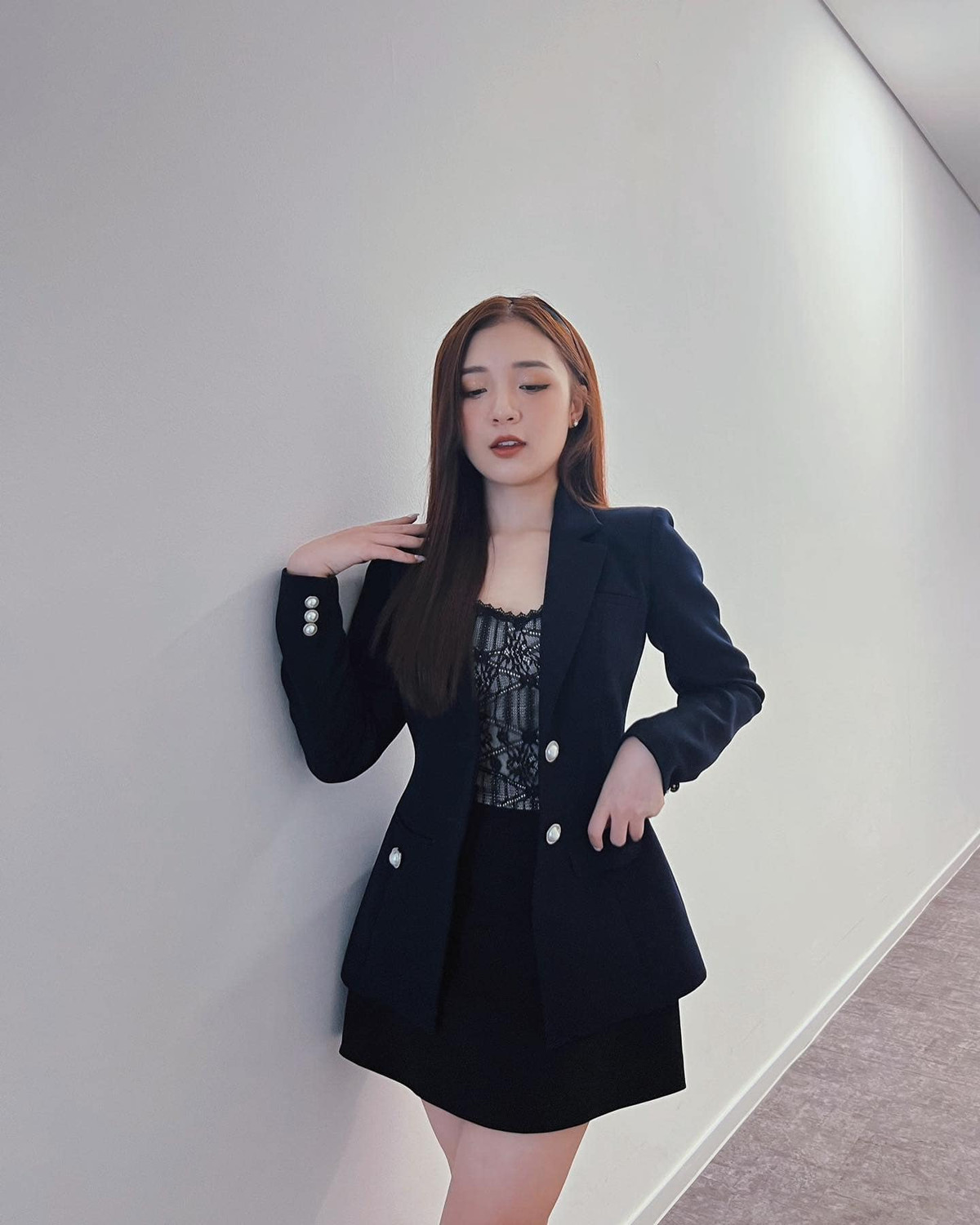 Lối trang điểm nhẹ nhàng tự nhiên giúp cô nàng lên sóng càng rạng rỡ, thu hút.