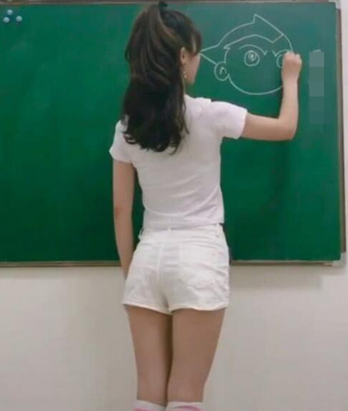 Cô giáo trong hình ảnh này mặc quần quá ngắn khi lên lớp giảng bài cho các bé mầm non. Điều này ảnh hưởng không tốt đến hình tượng giáo viên trong mắt các em nhỏ.