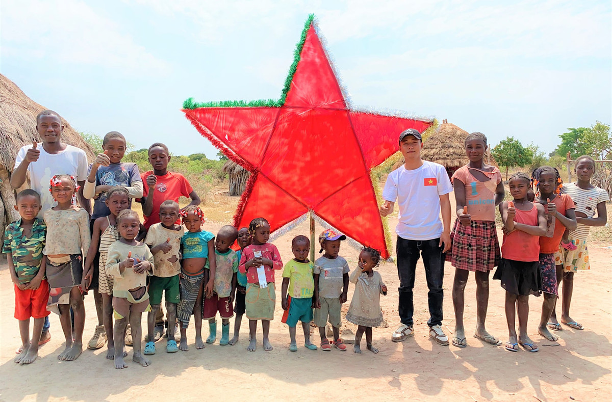 Đáng trân trọng hơn nữa là sau khi kênh YouTube của mình nhận được nhiều sự yêu mến, có nguồn thu nhập tăng lên, Quang Linh đã sử dụng chính số tiền ấy để tổ chức các hoạt động từ thiện như mua thức ăn, quần áo, thực phẩm tặng cho người dân bản địa đến những việc to lớn hơn như khoan giếng, xây nhà tình thương, sửa trường, giúp người dân châu Phi ở nơi anh sống có công ăn việc làm, phát triển cộng đồng.