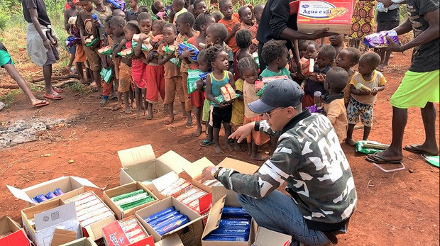 Đến năm 2019 Quang Linh đưa những thông tin và hình ảnh về cuộc sống của mình và người dân châu Phi lên YouTube. Những tưởng chỉ là đăng tải vui vui nhưng anh chàng Youtuber được đông đảo người Việt biết đến qua YouTube “Quang Linh Vlogs - Cuộc sống ở châu Phi”.