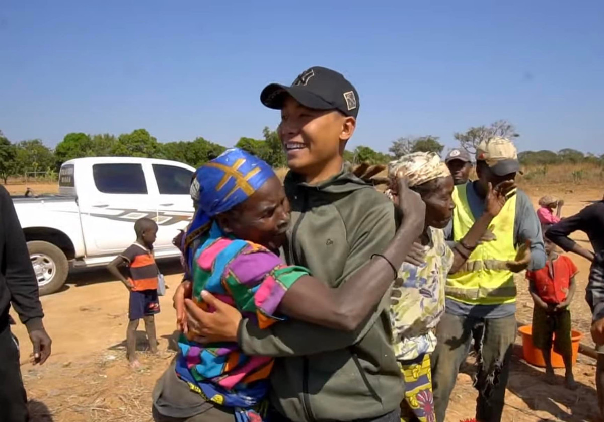 Trong suốt những năm đi xuất khẩu lao động ở Angola, Quang Linh chứng kiến cuộc sống của người dân khổ cực quá, thiếu ăn, thiếu mặc nên đã nghĩ sẽ phải tìm cách giúp họ.