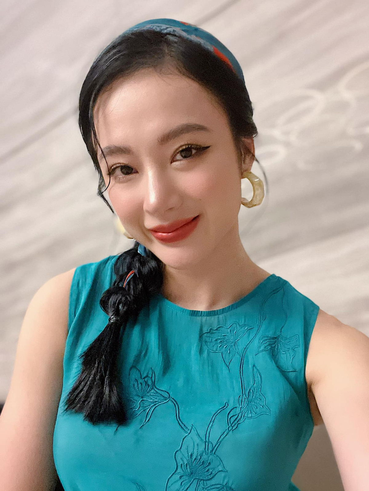 Tuy nhiên khi trưởng thành Angela Phương Trinh lại gắn liền với không ít thị phi như hành động ''nổi loạn'', những phát ngôn gây sốc bị cho là quá đà, lệch chuẩn.