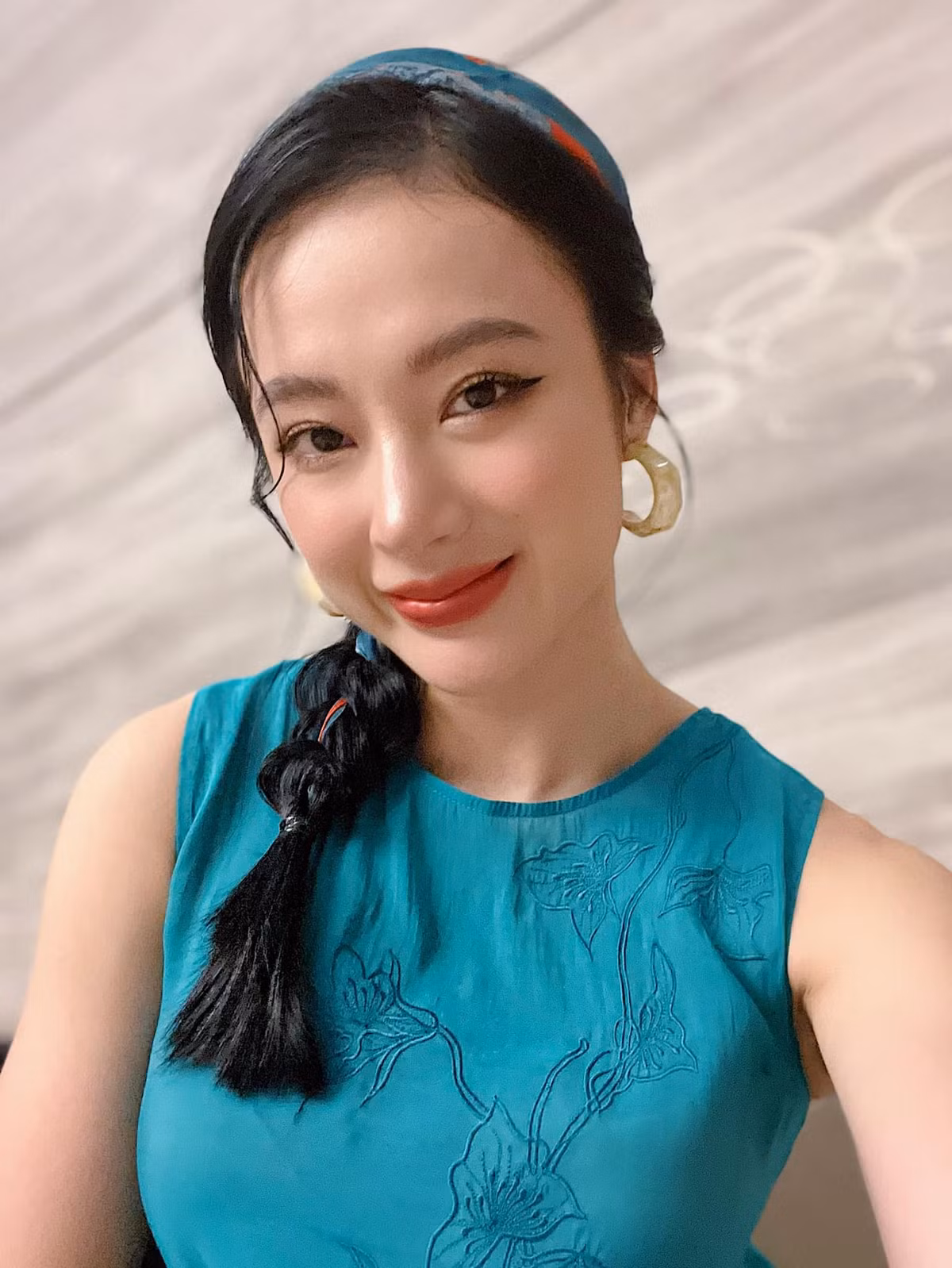 Tuy nhiên khi trưởng thành Angela Phương Trinh lại gắn liền với không ít thị phi như hành động ''nổi loạn'', những phát ngôn gây sốc bị cho là quá đà, lệch chuẩn.